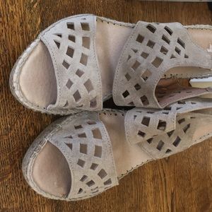 Andre Assous taupe wedges